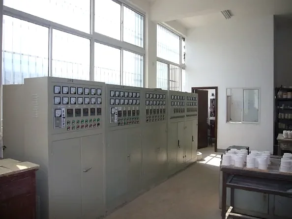 Prozesskontrollschränke und Keramikchargen in Yujies Produktionsstätte in Wuxi