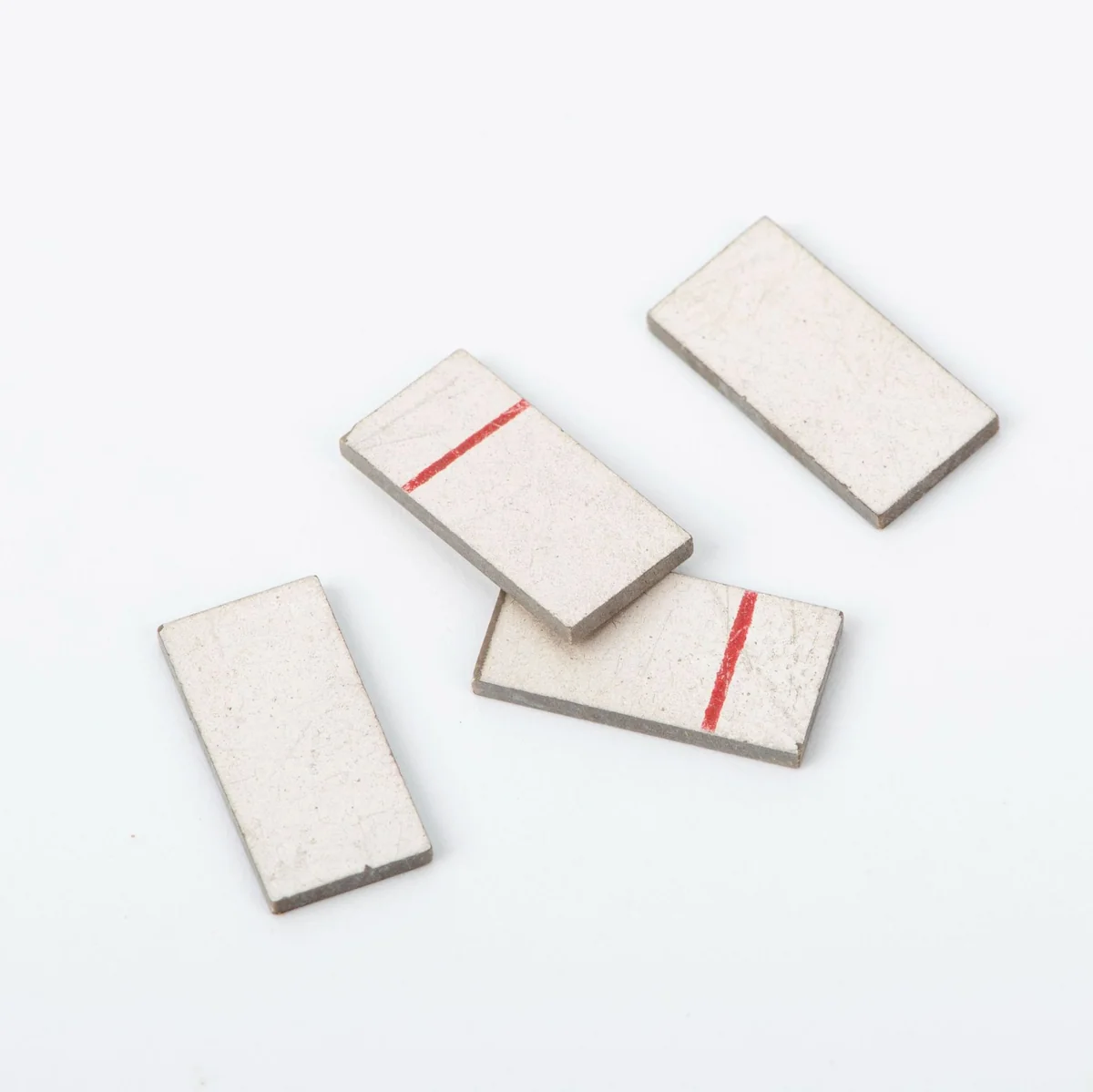 12 × 6 × 1 mm 섬유 감지용 세라믹 플레이트 · 전체 모습