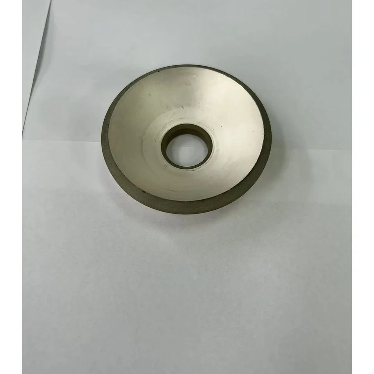 Handgehaltene Piezokeramik mit ringförmiger Apertur und sphärischer Kappe, die zur Darstellung der Skalierung eines großen fokussierten Teils verwendet wird