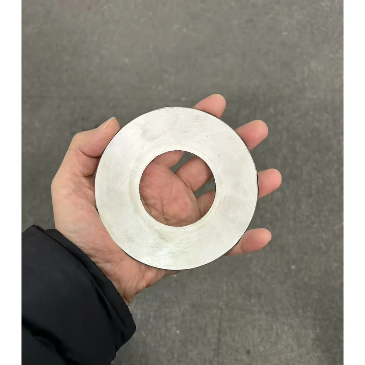 Große ringförmige Keramik mit kugelförmiger Kappe in der Hand gezeigt, um die Produktionsgröße zu veranschaulichen