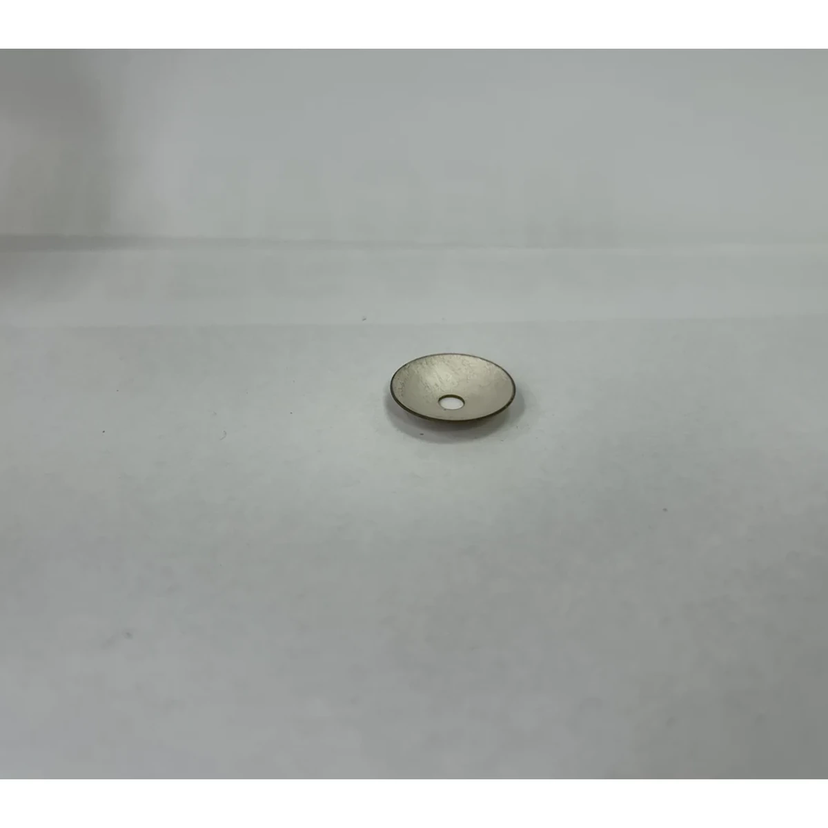 Kugelkappenkeramik mit Miniaturöffnung, von der Seite dargestellt, um die flache Krümmung zu veranschaulichen
