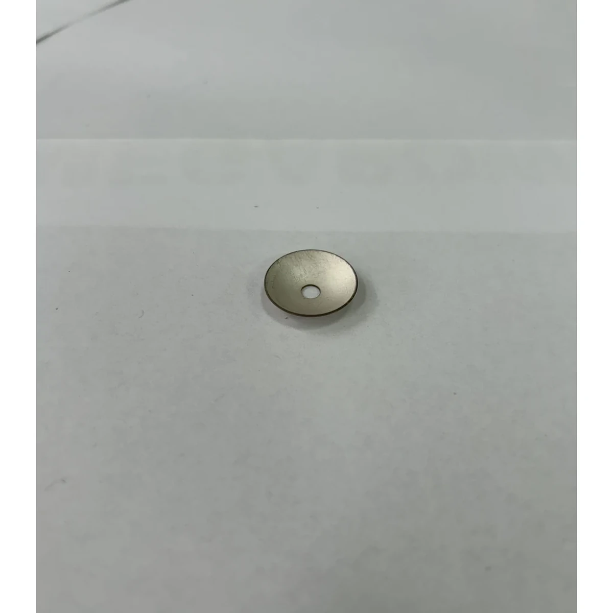 Kugelkappenkeramik mit Miniaturapertur von oben betrachtet für mikrofokussierte Baugruppen
