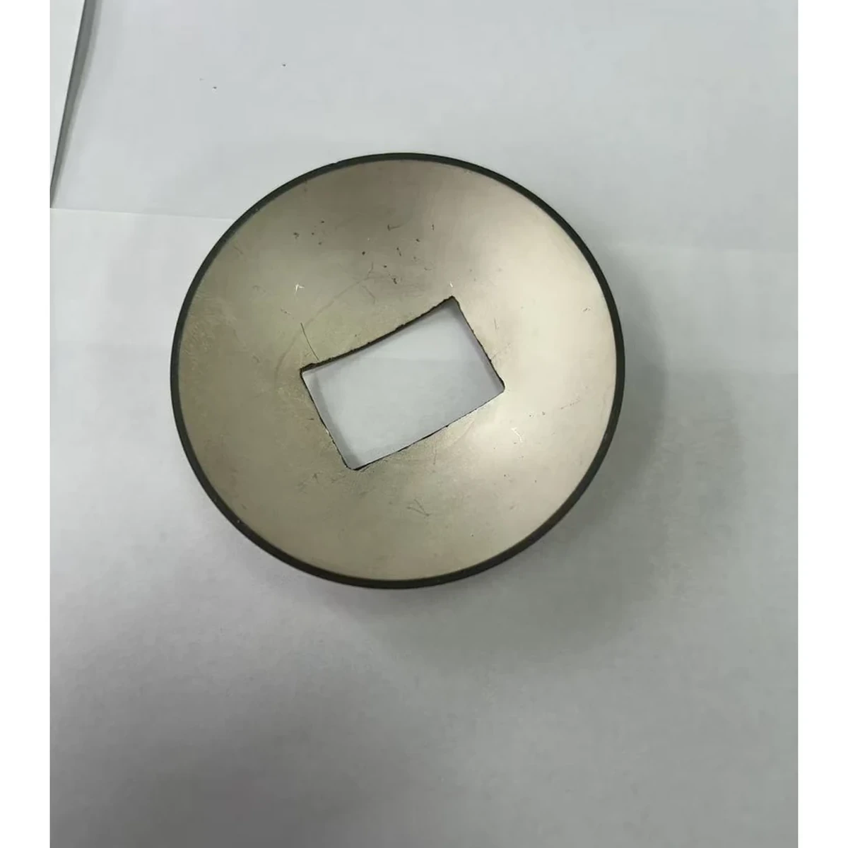 Piezokeramik mit quadratischer Apertur und sphärischer Kappe für kundenspezifisch fokussierte Wandlerbaugruppen